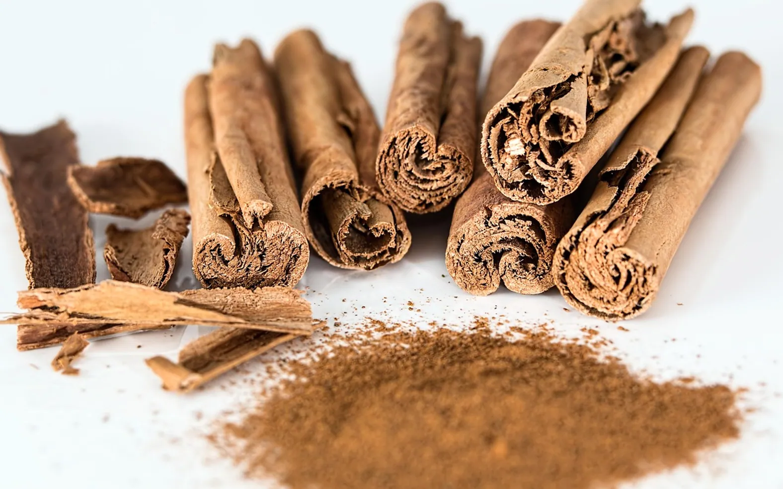 Cinnamon stick, cinnamon powder and spice