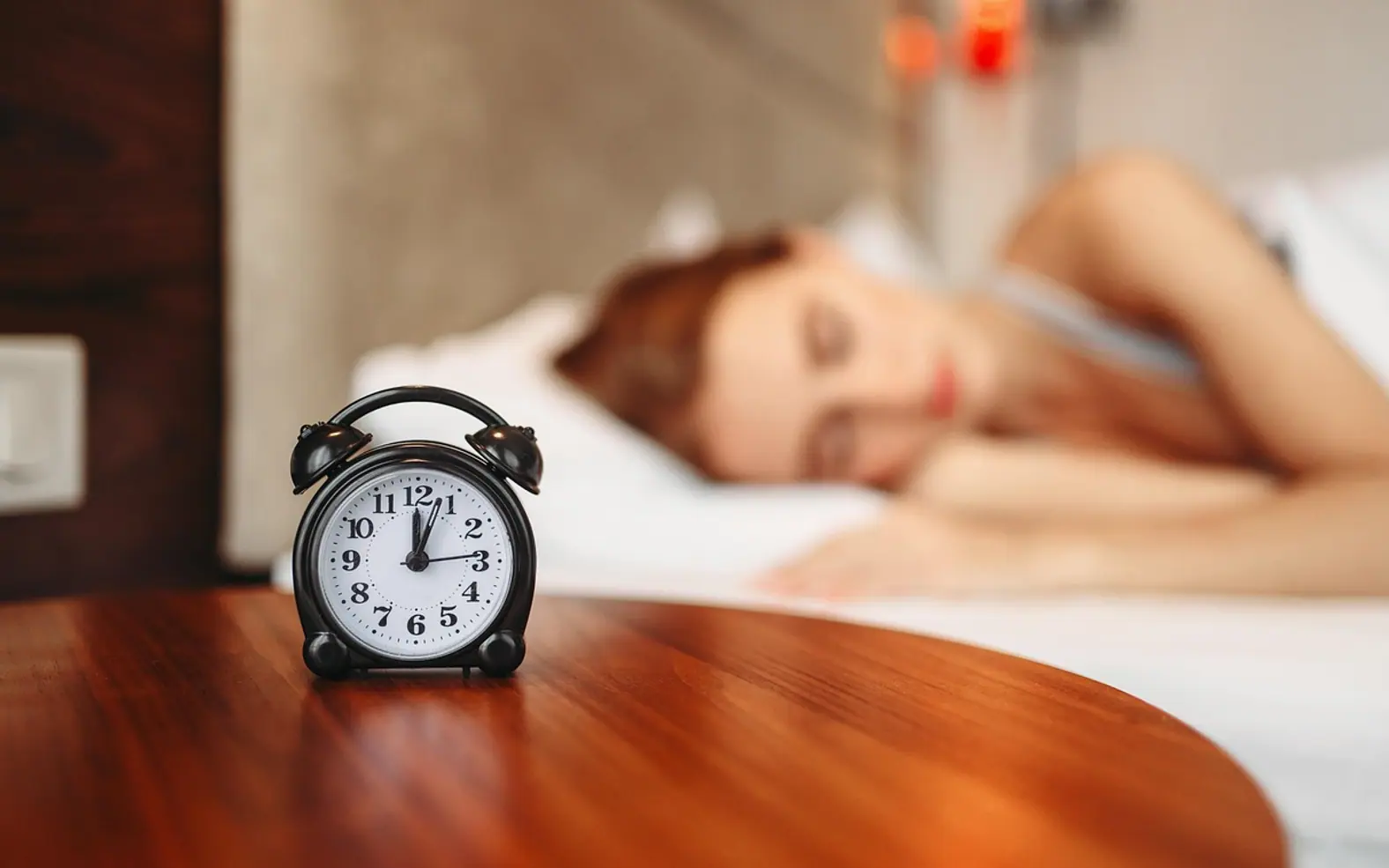 Alarm clock, bed and sleep