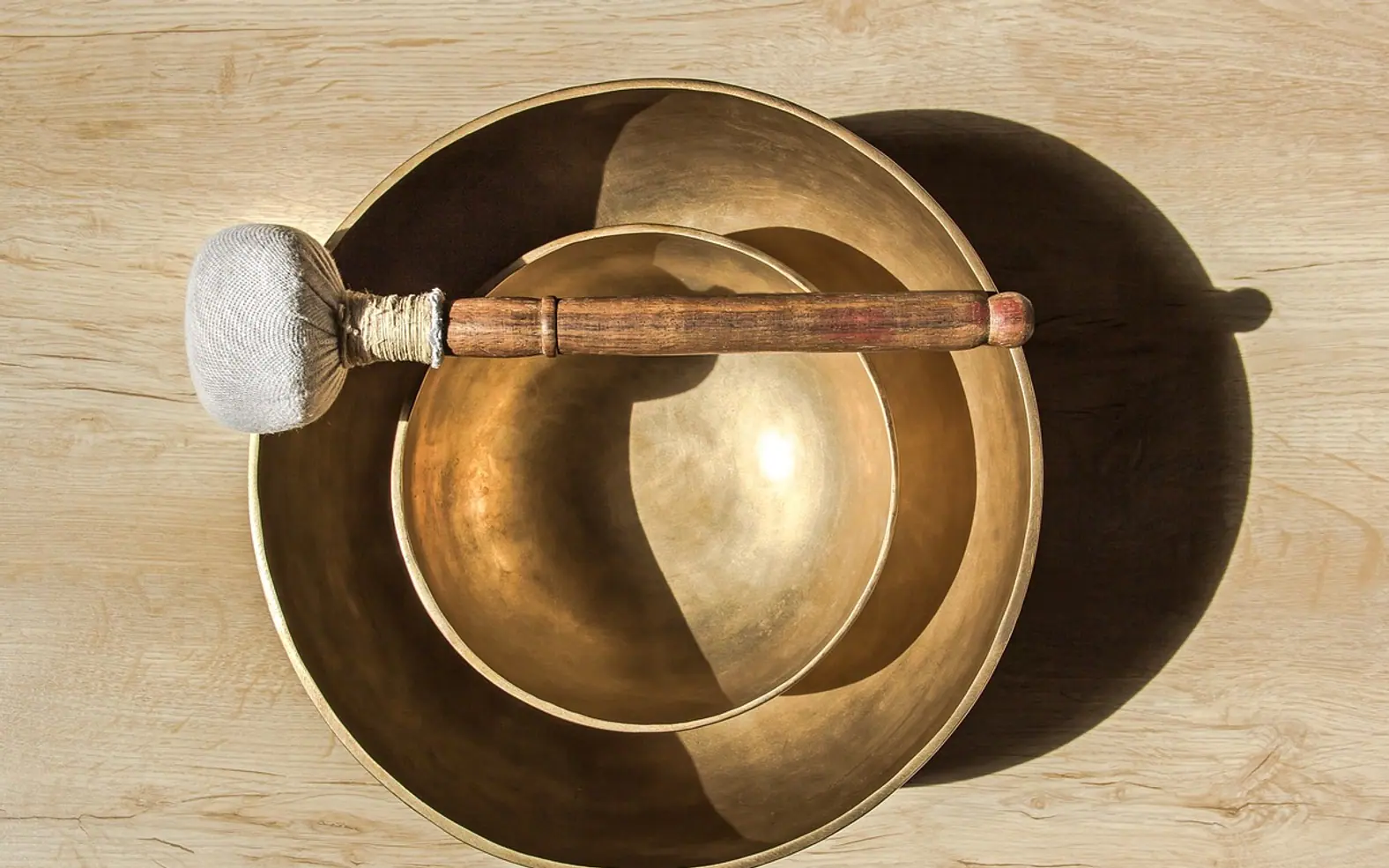 Singing bowl, racket and therapy